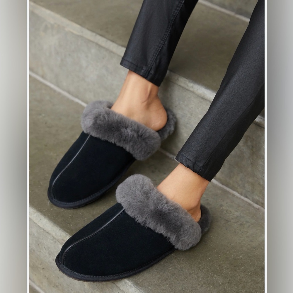 UGG SCUFFETTE II BLACK SUEDE SHEEPSKIN CUFF COZY SLIPPERS SIZE‎ US 5 WOMEN GUC